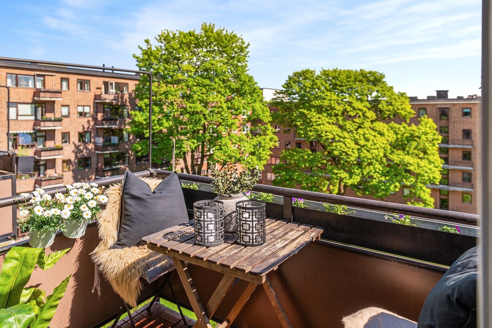 Balkongen har morgen- og formiddagssol. Her kan man nyte kaffen og frokosten. Galleribilde