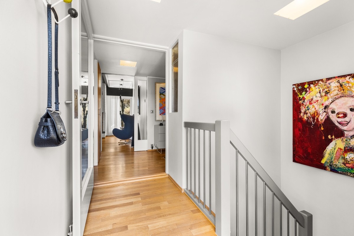 Entré med trapperom som tar deg videre til boligens kjelleretasje Galleribilde