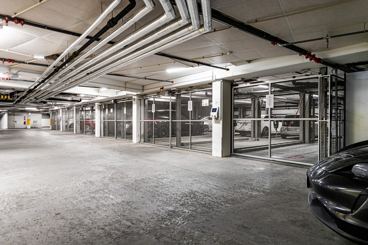 Det medfølger fast garasjeplass med elbillader, merket nr. 70. Galleribilde