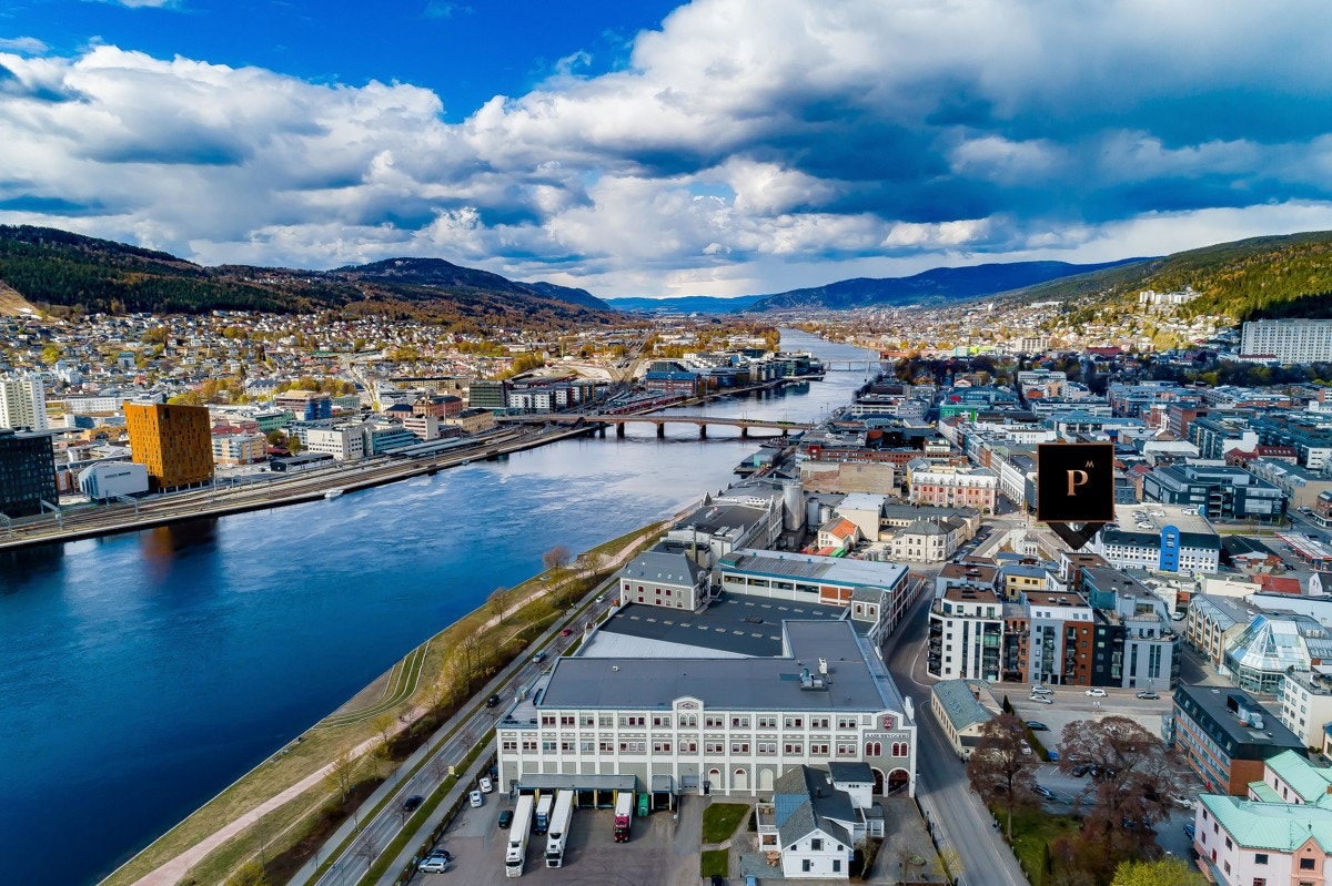 Området ligger rett ved den idylliske elvepromenaden og med rusleavstand til alle byens sentrumsfasiliteter. Galleribilde