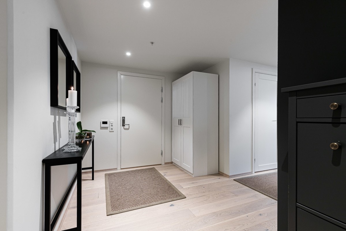 Et garderobeskap tar seg av bekledningen, og vannbåren varme i gulvet tørker effektivt opp etter våte klær og sko. Galleribilde