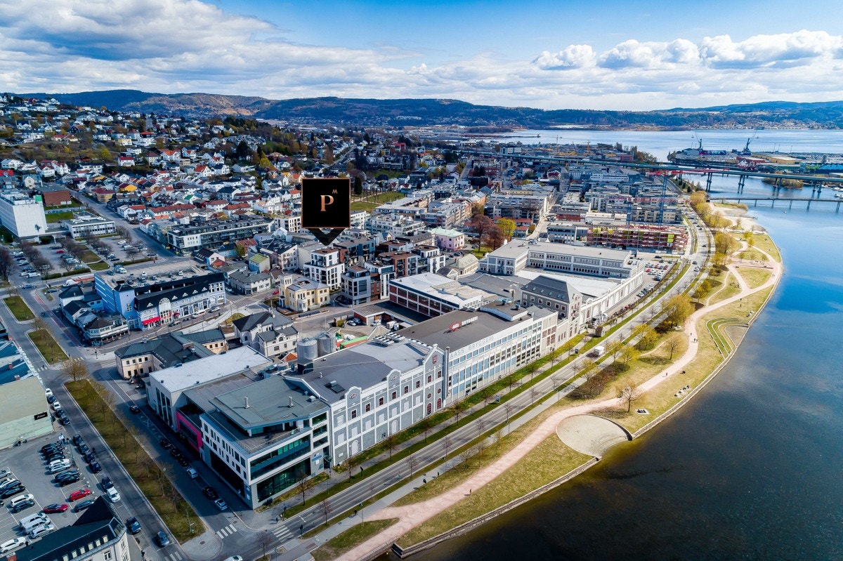Eiendommen ligger i et meget attraktivt og sentralt sentrumsområde på Grev Wedels plass i Drammen. Galleribilde