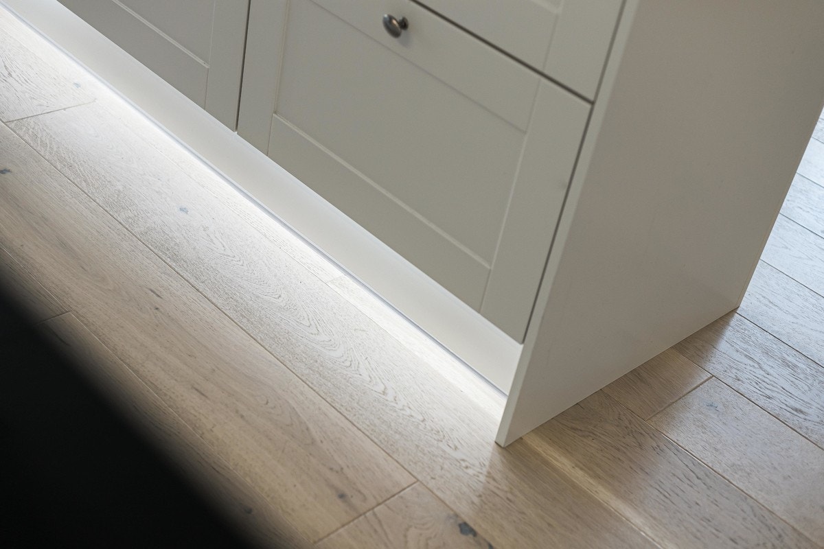 I tillegg er det stilig ledbelysning ved sokkellisten. Galleribilde