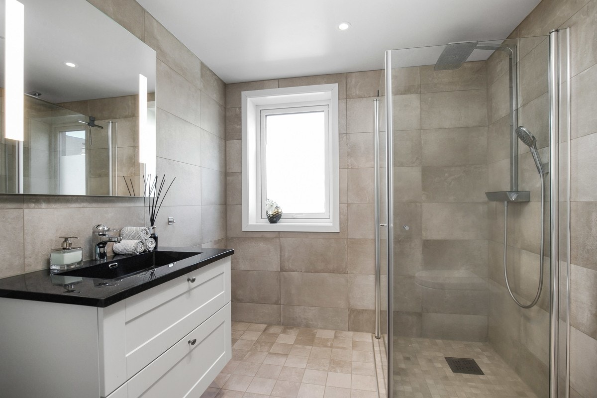 Leiligheten har to flotte bad, som er påkostede og oppgraderte utover standard leveranse. Galleribilde