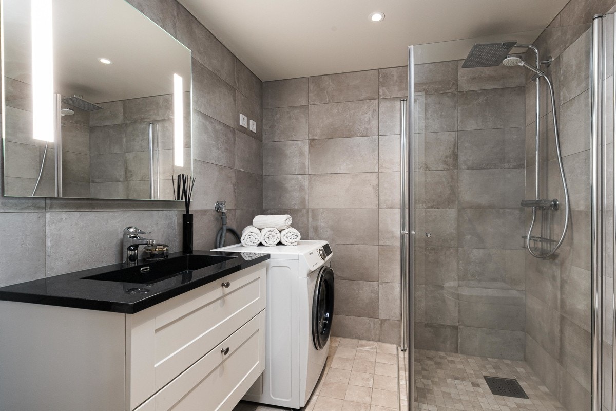Det ene badet har opplegg for både vaskemaskin og tørketrommel. Galleribilde