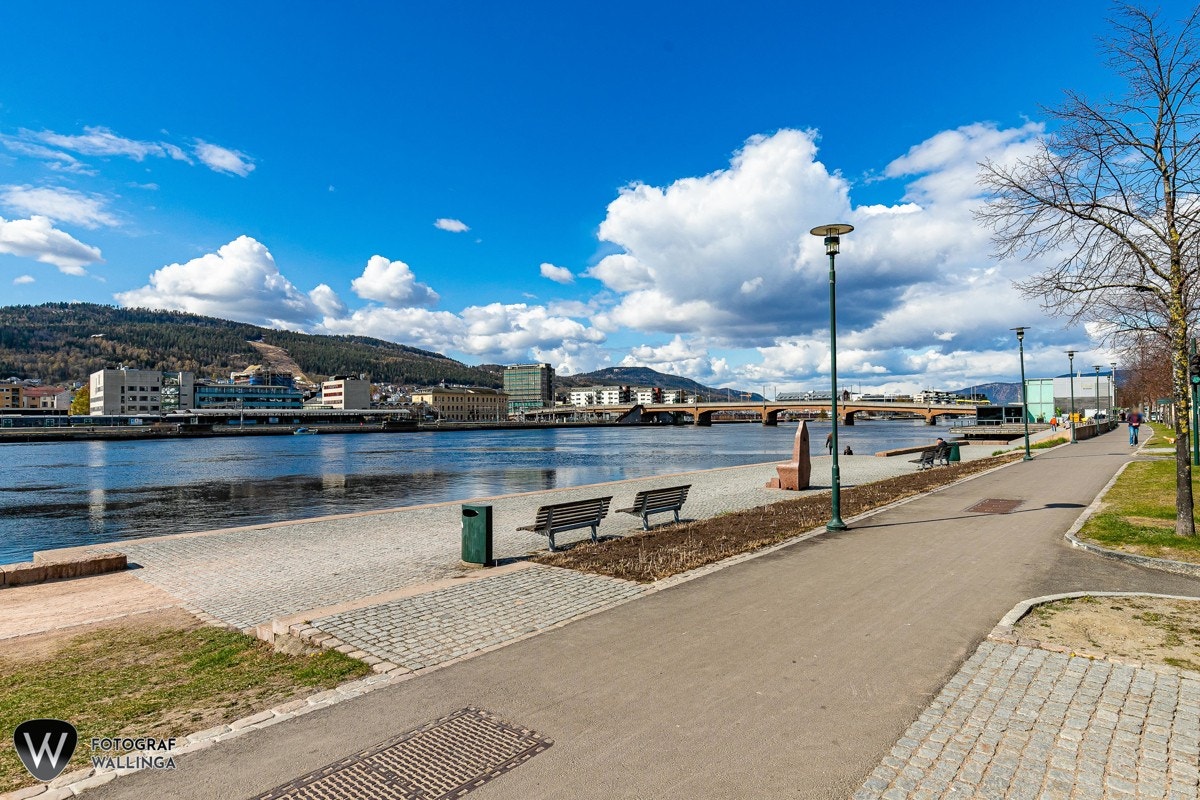 Her kan man rusle langs elvepromenaden. Galleribilde