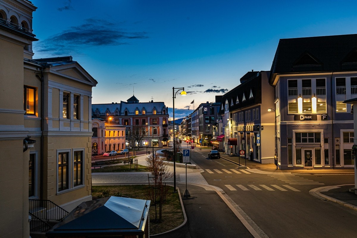 Flott utsikt over Grev Wedels plass og innover gågata som fører mot Bragernes Torg. Galleribilde