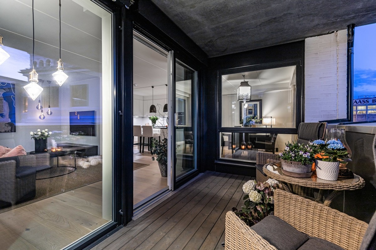 Veranda med vestvendt utsikt gir en fin forlengelse av stuen på varme dager. Galleribilde