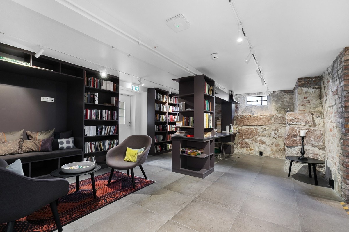 Pluss-konsept! - Bibliotek som ligger i kjelleren. Galleribilde