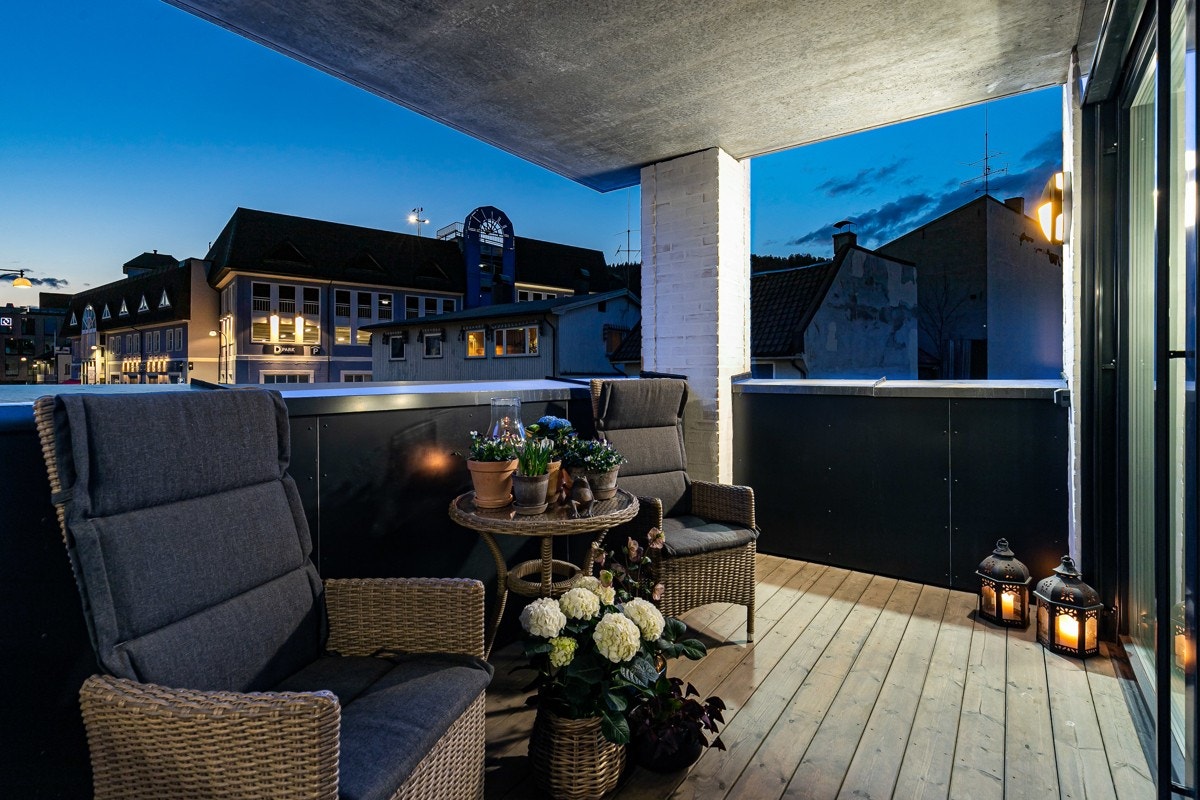 Fra stue/kjøkken er det utgang til en overbygget veranda på ca. 8 kvm. Galleribilde