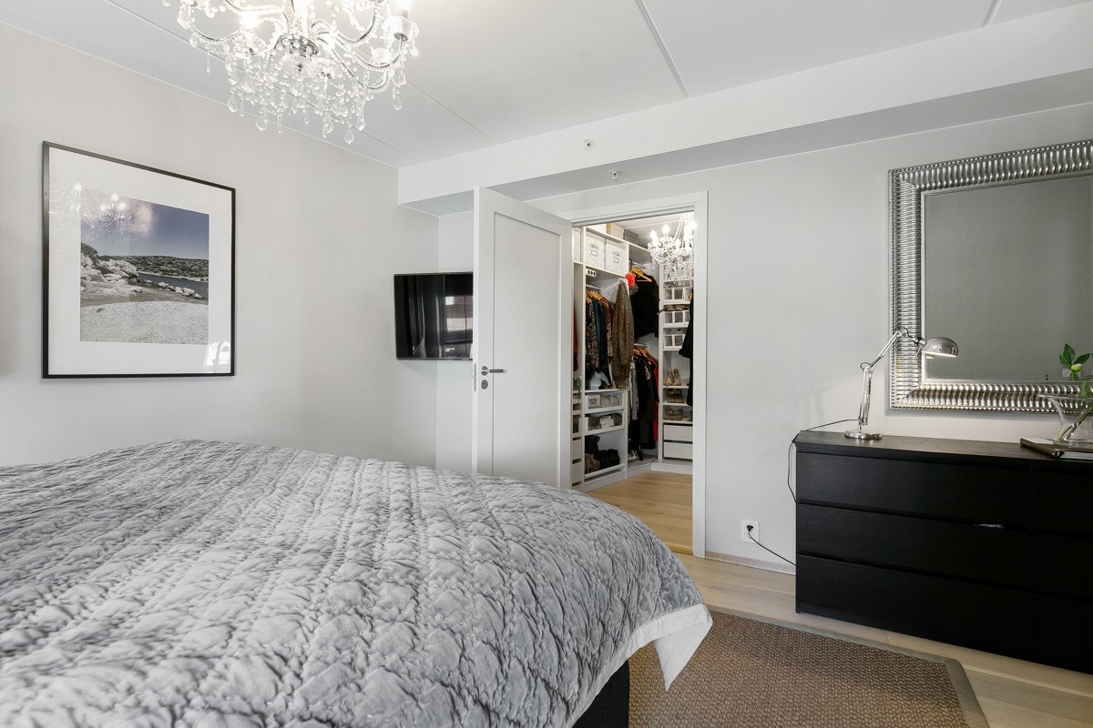 Begge rommene har pen eikeparkett på gulvet og slette vegger malt i en lys, behagelig farge. Galleribilde