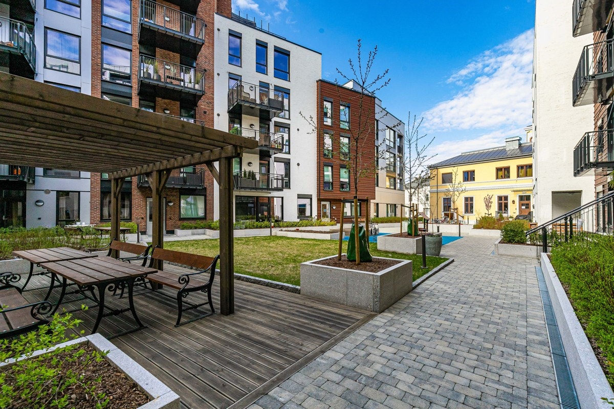 Felleseiendommen har en sjarmerende, parkmessig bakgård. Galleribilde