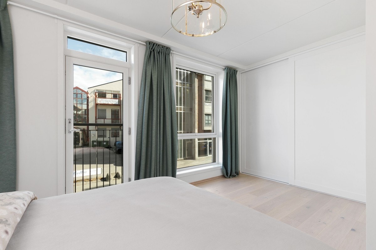 Det andre soverommet har fransk balkong og en bred skyvedørsgarderobe fra HTH. Galleribilde