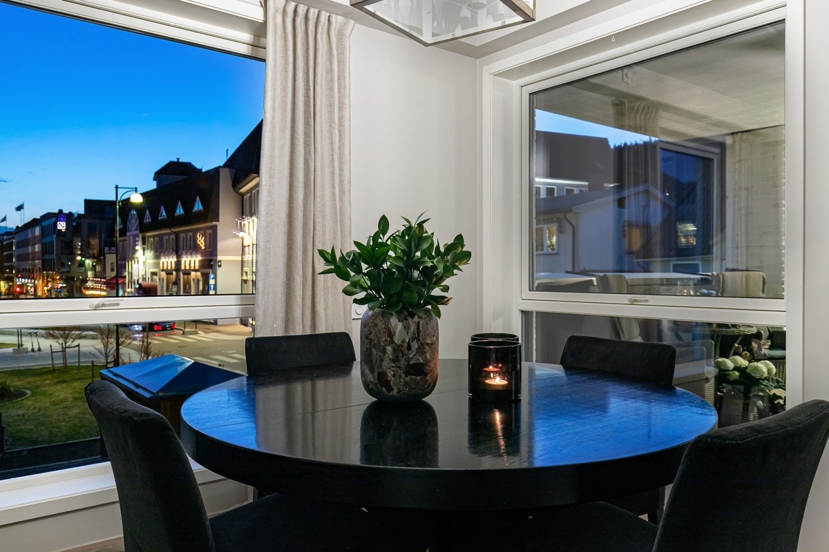 Stuen ligger i åpen løsning med kjøkkenet og har plass til spisebord. Galleribilde