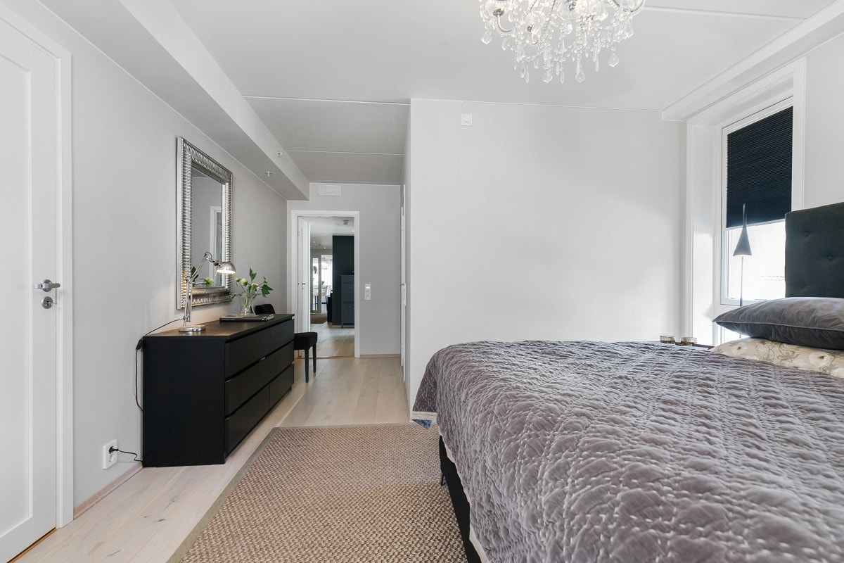 Hovedsoverommet ligger i egen fløy og har en flott suiteløsning med bad og garderoberom. Galleribilde