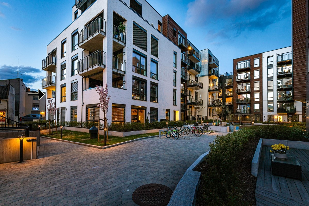 Leiligheten ligger i byggets andre etasje med vestvendt veranda. Galleribilde