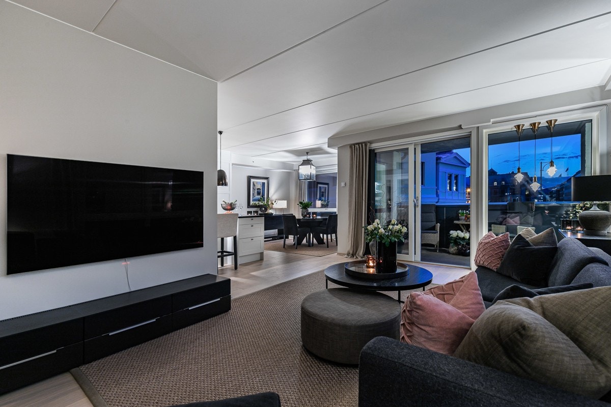 Lysmalte vegger gir fin refleksjon og vannbåren varme under parketten bidrar til behagelig komfort gjennom årstidene. Galleribilde