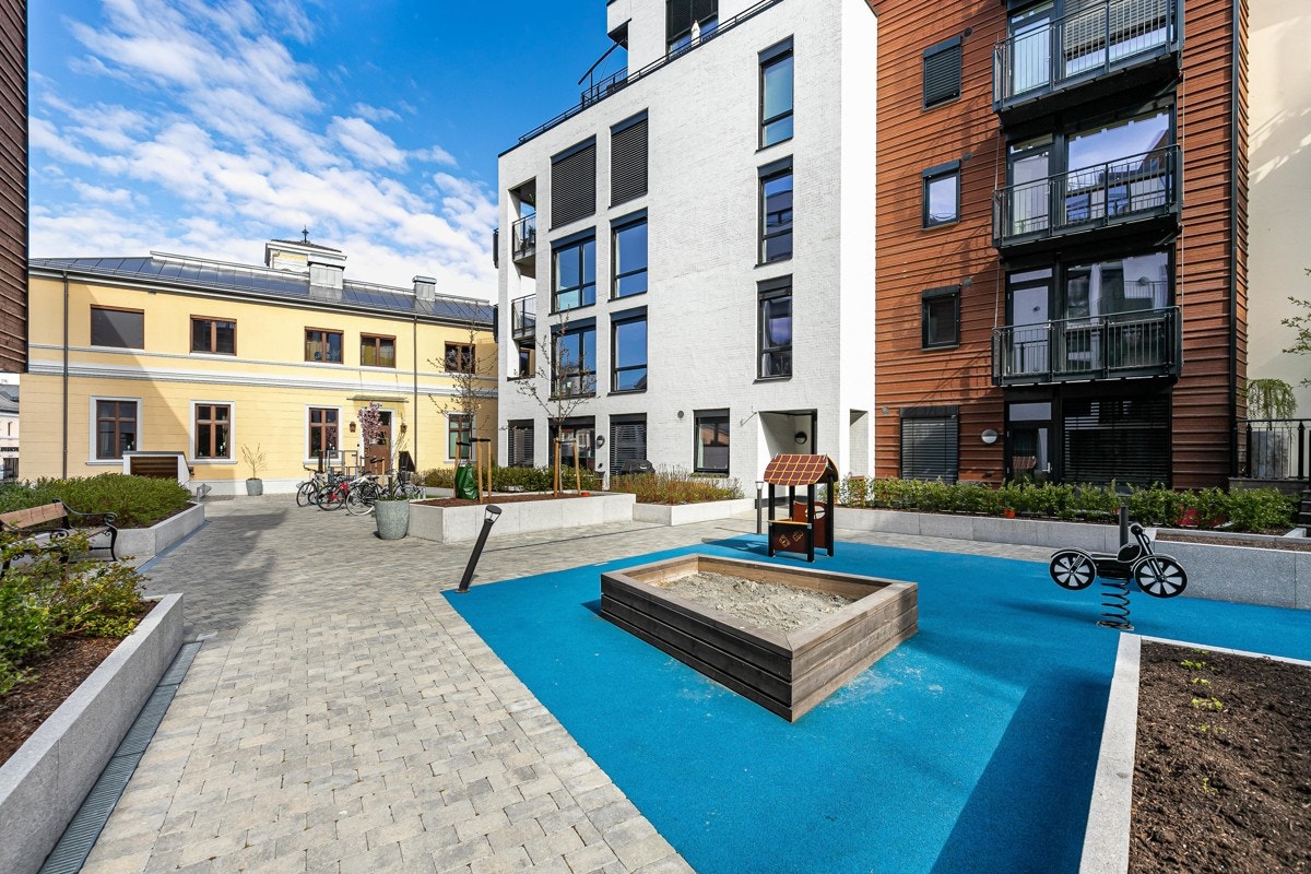 Det er opparbeidet en lekeplass til glede for de minste. Galleribilde