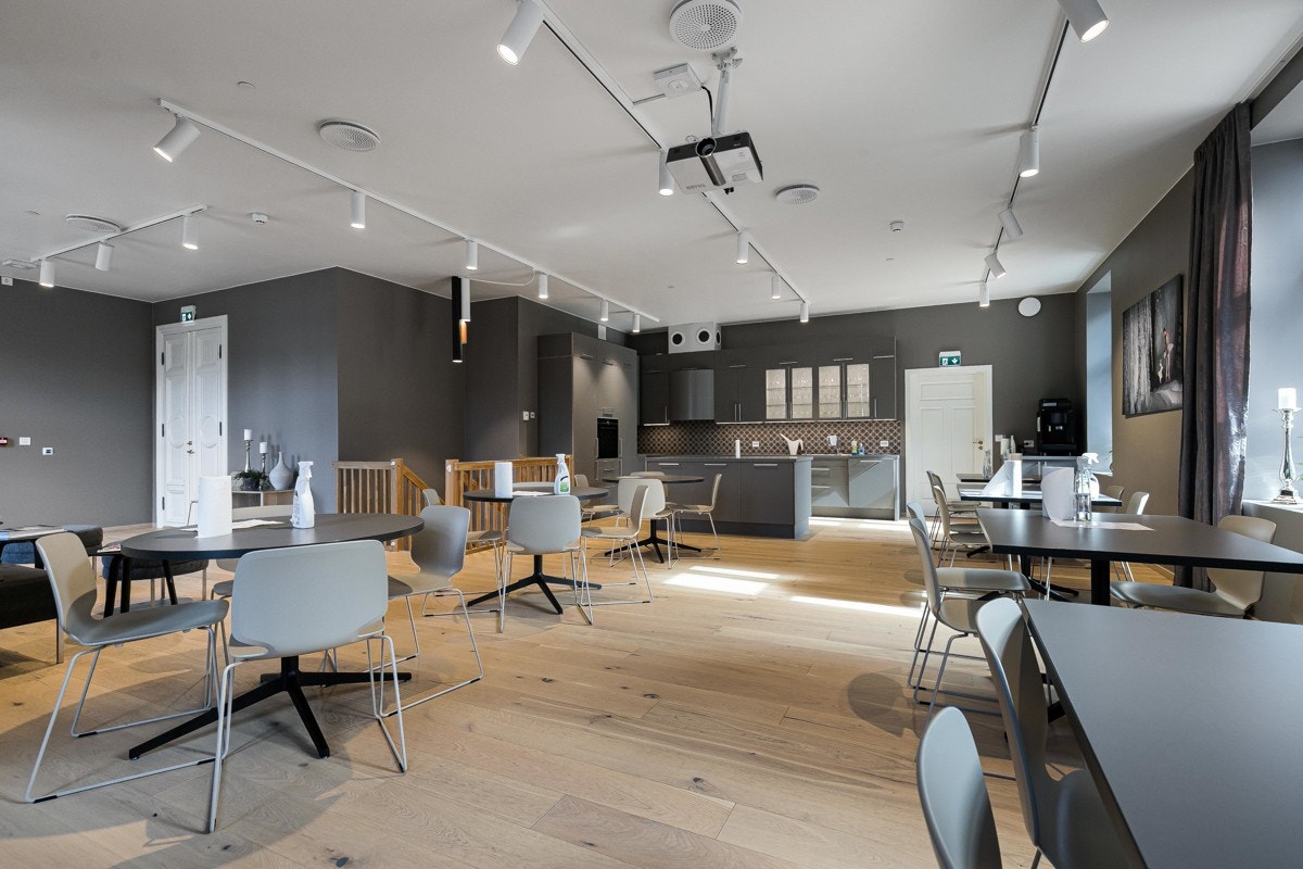 Pluss-konsept! - Selskapslokaler man kan leie med mulighet til å dekke til 50 personer. Beboere kan også sitte her å drikke kaffe og lese dagens avis. Galleribilde