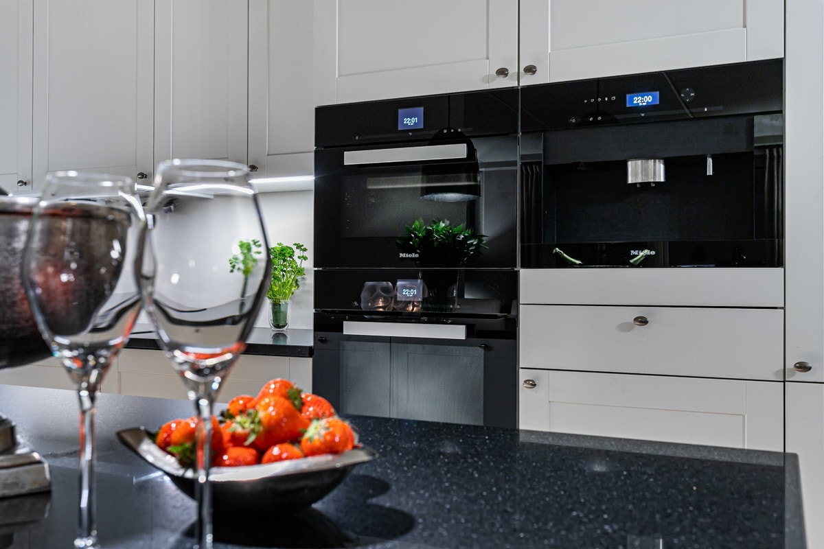 Hvitevarer fra Miele består av stekeovn med damp og pyrolyse, kombiovn med damp og pyrolyse, koketopp, kaffemaskin, vinskap, fryseskap og oppvaskmaskin. Galleribilde