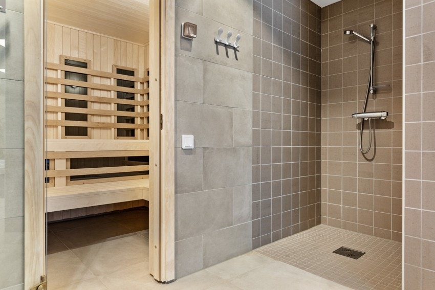 Pluss-konsept! - Felles badstu og dusj i spa. Det er til sammen to små garderober med dusj i spa-anlegget. Galleribilde