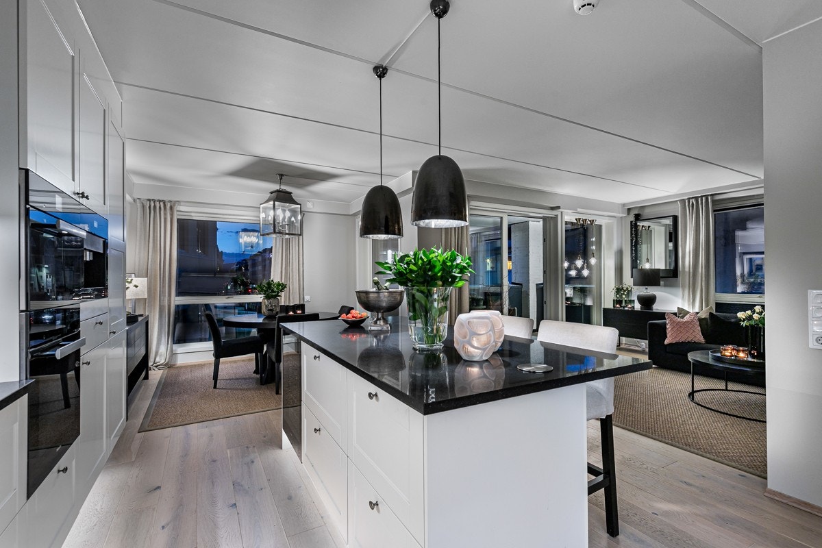 Her er det gjort betydelige påkostninger utover standard leveranse, med blant annet flotte innredninger fra HTH og hvitevarer fra anerkjente Miele. Galleribilde