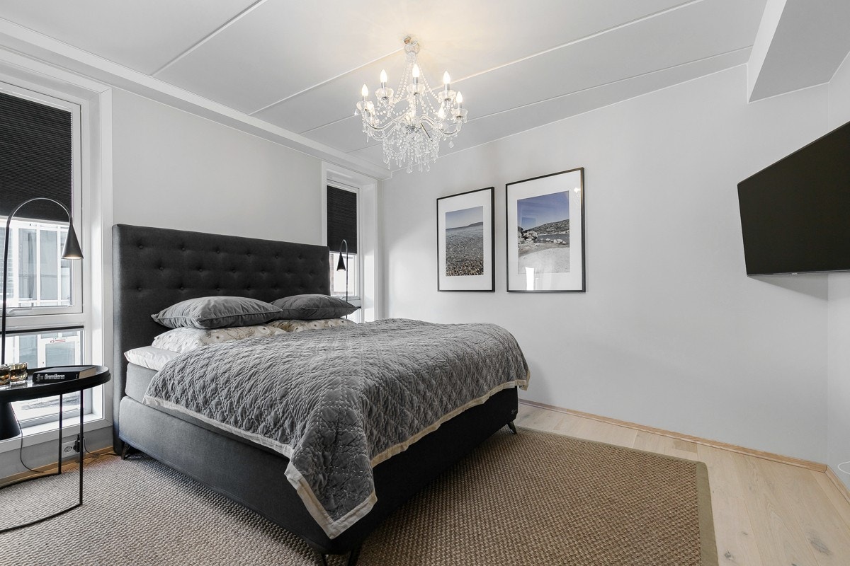 Leiligheten har to store soverom som er lette å møblere. Galleribilde