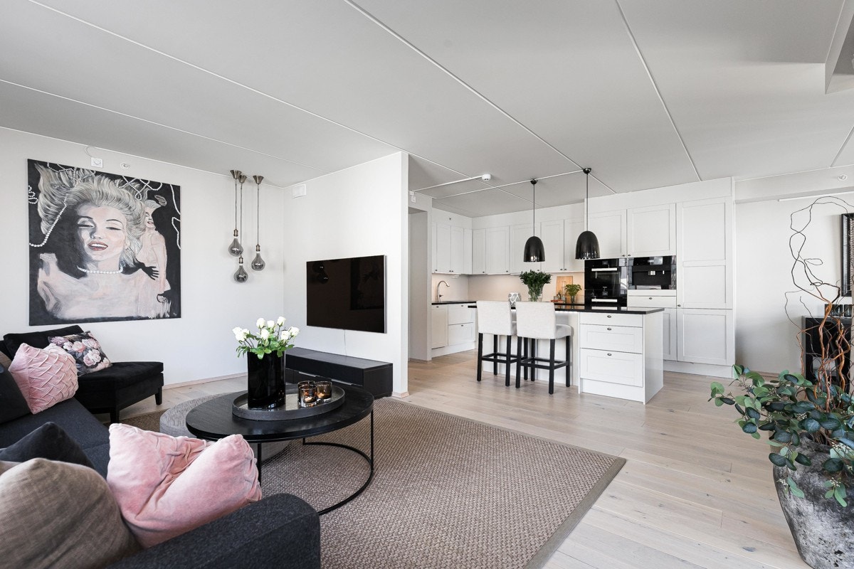 Stuen ligger i åpen løsning med kjøkkenet og har plass til spisebord. Galleribilde