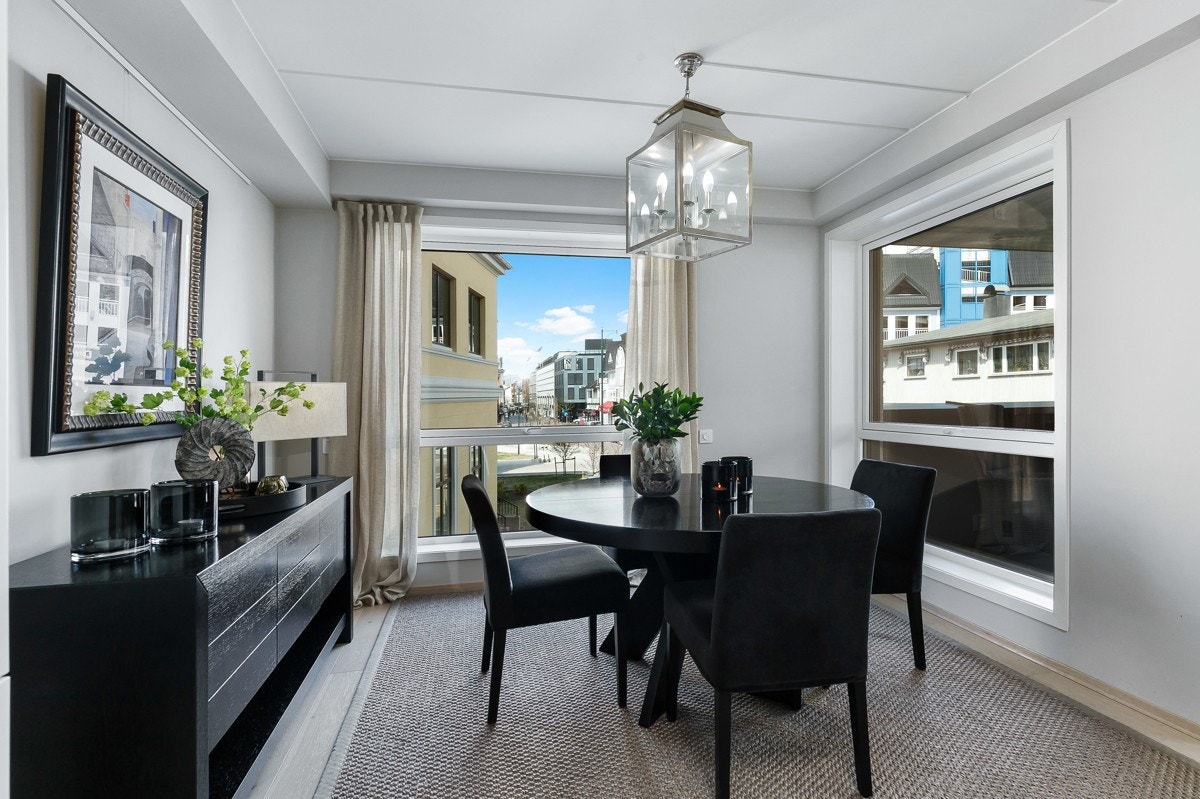 Vinduer på fire veggflater sørger for ekstra gode lysforhold og en luftig atmosfære. Galleribilde