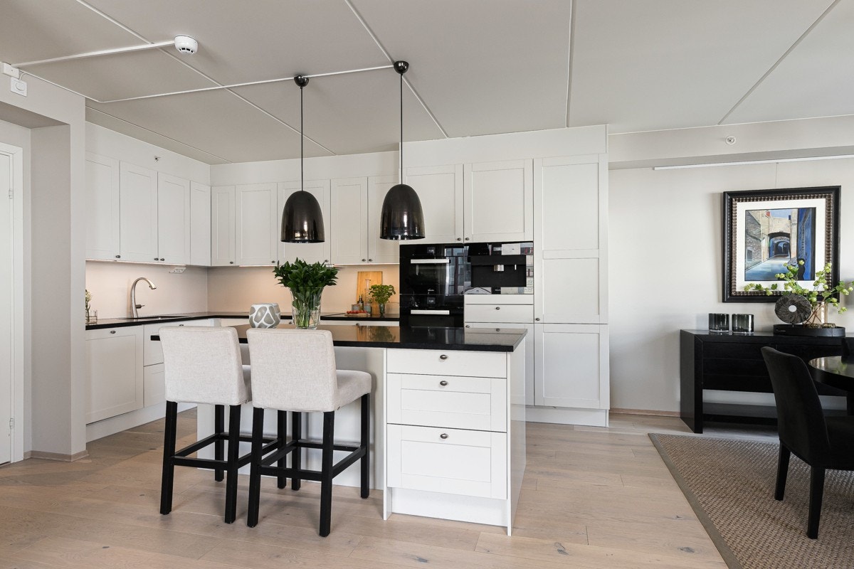 Kjøkkenet har en stor øy med sitteplasser til to personer. Galleribilde