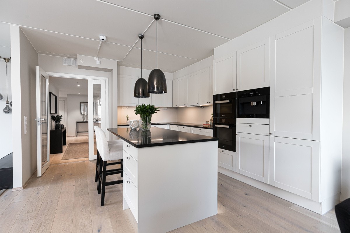 Innredningen har hvite rammefronter og benkeplater i kompositt (Negro Anubis). Galleribilde