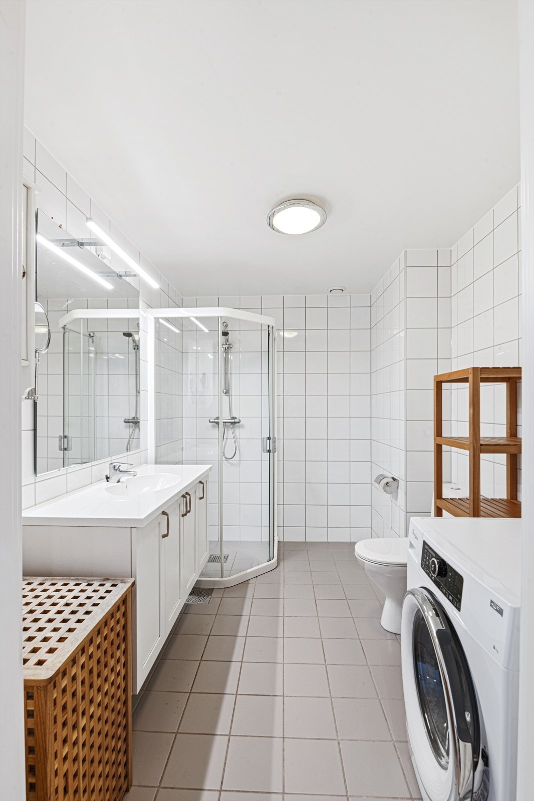 Baderom fra byggeår med godt vedlikeholdt standard. Galleribilde