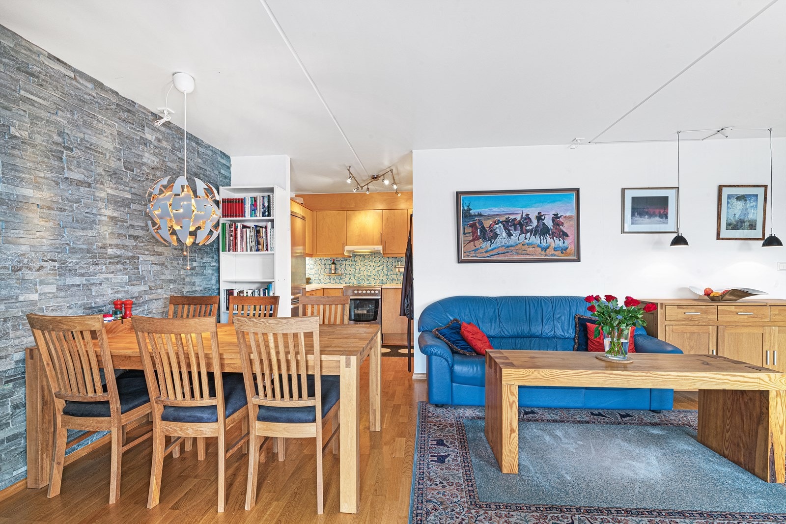 Koselig stue som rommer flere innredningsløsninger for sofagruppe, spisebord, tv-møblement m.m. Galleribilde