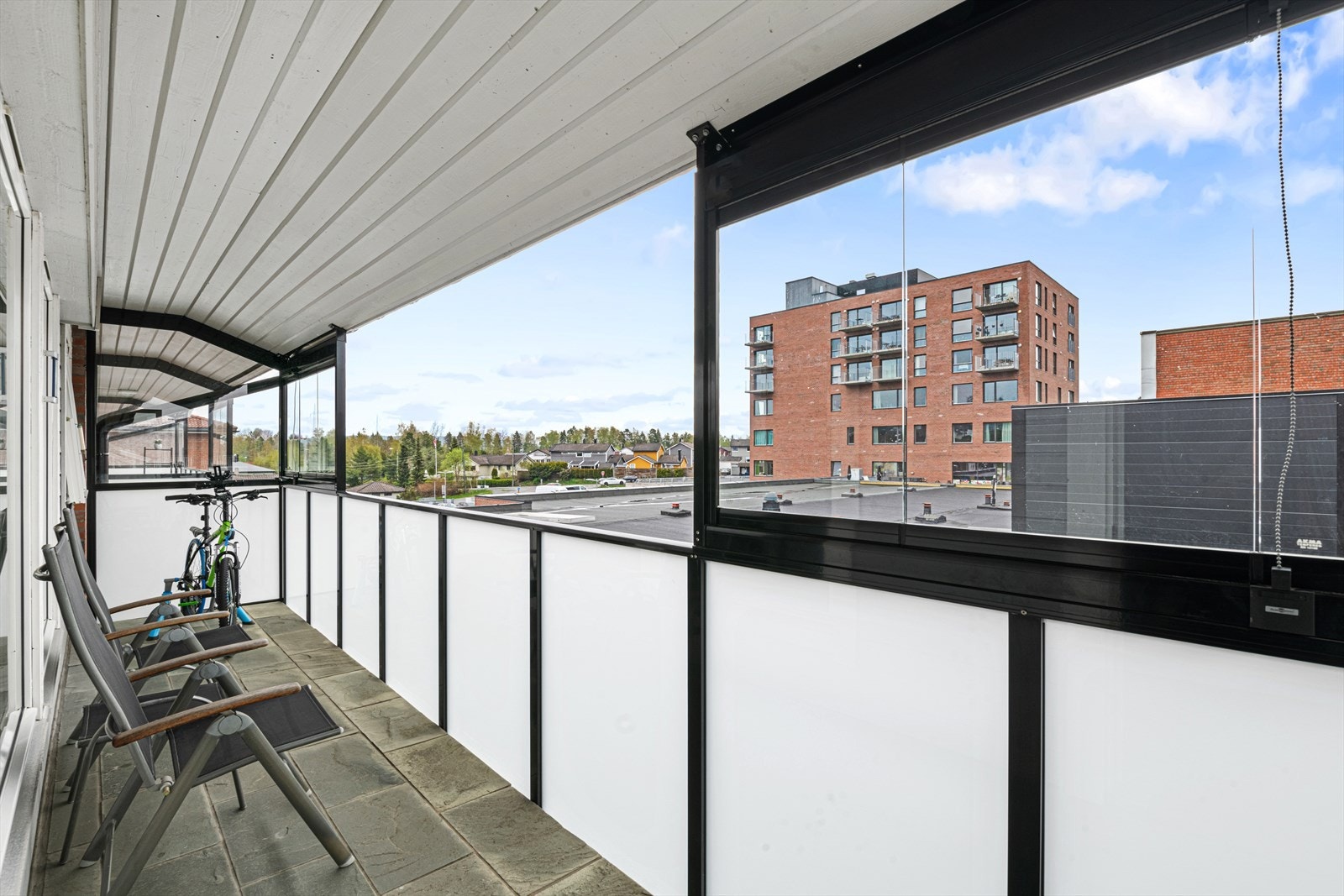 Det er montert utelys samt fliser på gulvet. Galleribilde