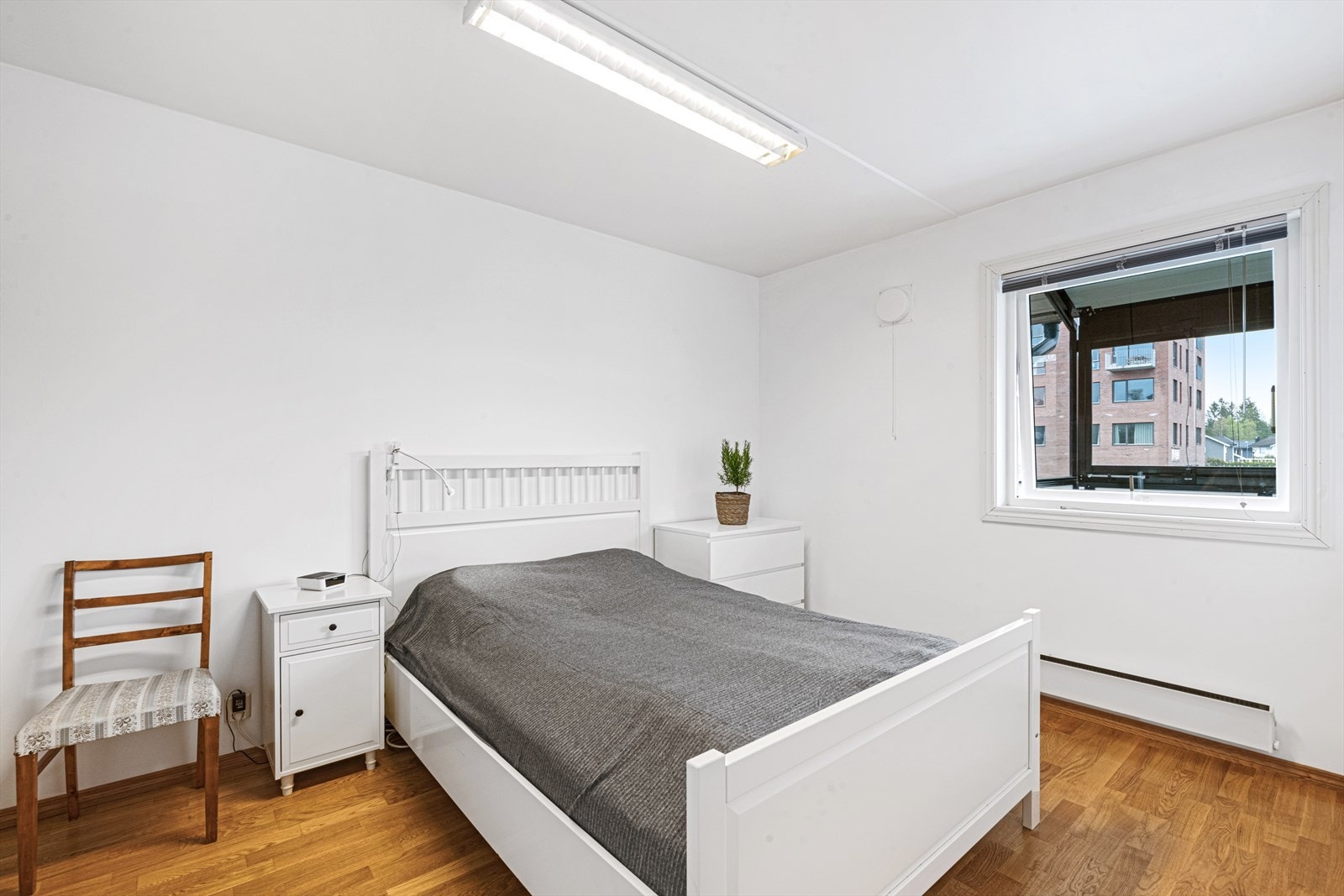 Soverommet har god plass til dobbeltseng med nattbord og skrivepult. Galleribilde