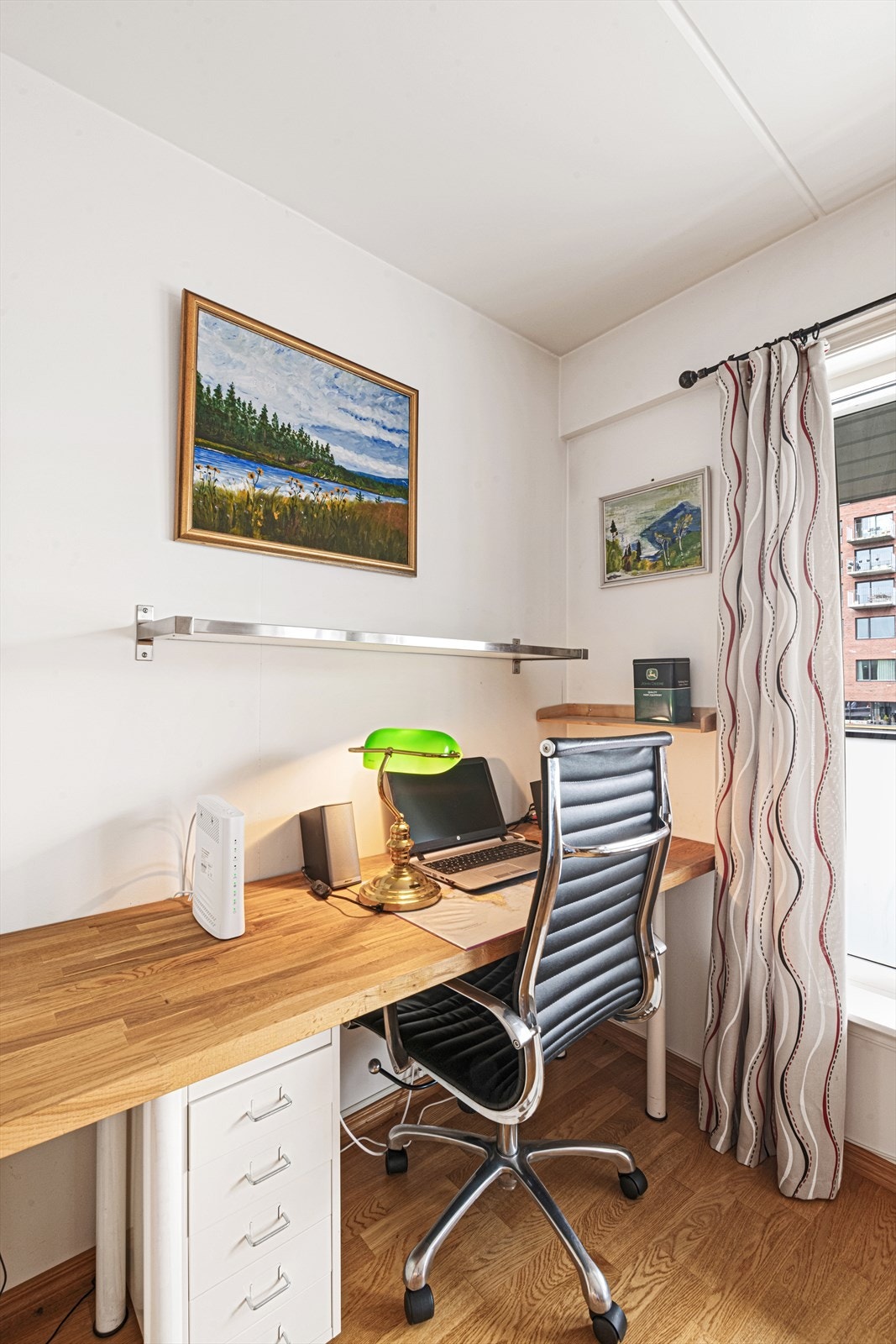 Suten har plass til et funksjonelt skrivebord. Galleribilde