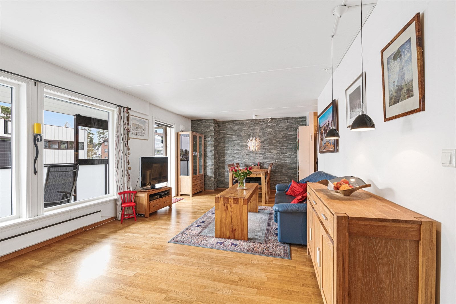 Stuen har utgang til en sydvendt balkong på 10 kvm. Galleribilde