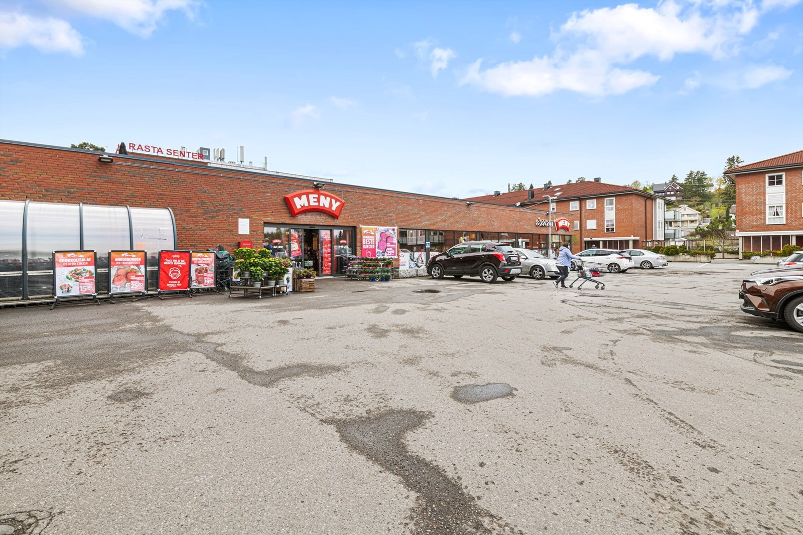 Rasta senter er leilighetens nærmeste nabo. Galleribilde