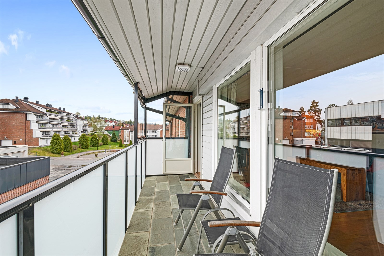 S
tor balkong på 10kvm med utsikt mot butikkene. Galleribilde