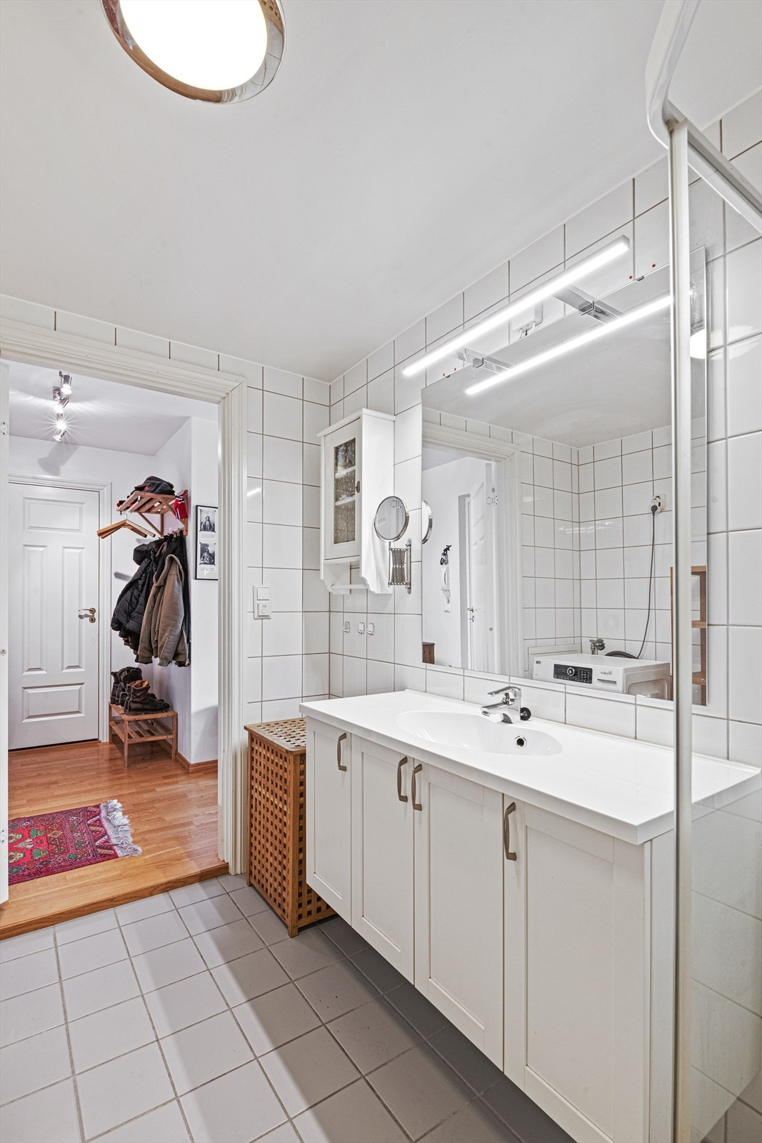 Innredningen består av et underskap med servant, sideskap, speil, lys,stikk i skap, og en dusjsone med dusjing direkte på gulv og vegg. Galleribilde