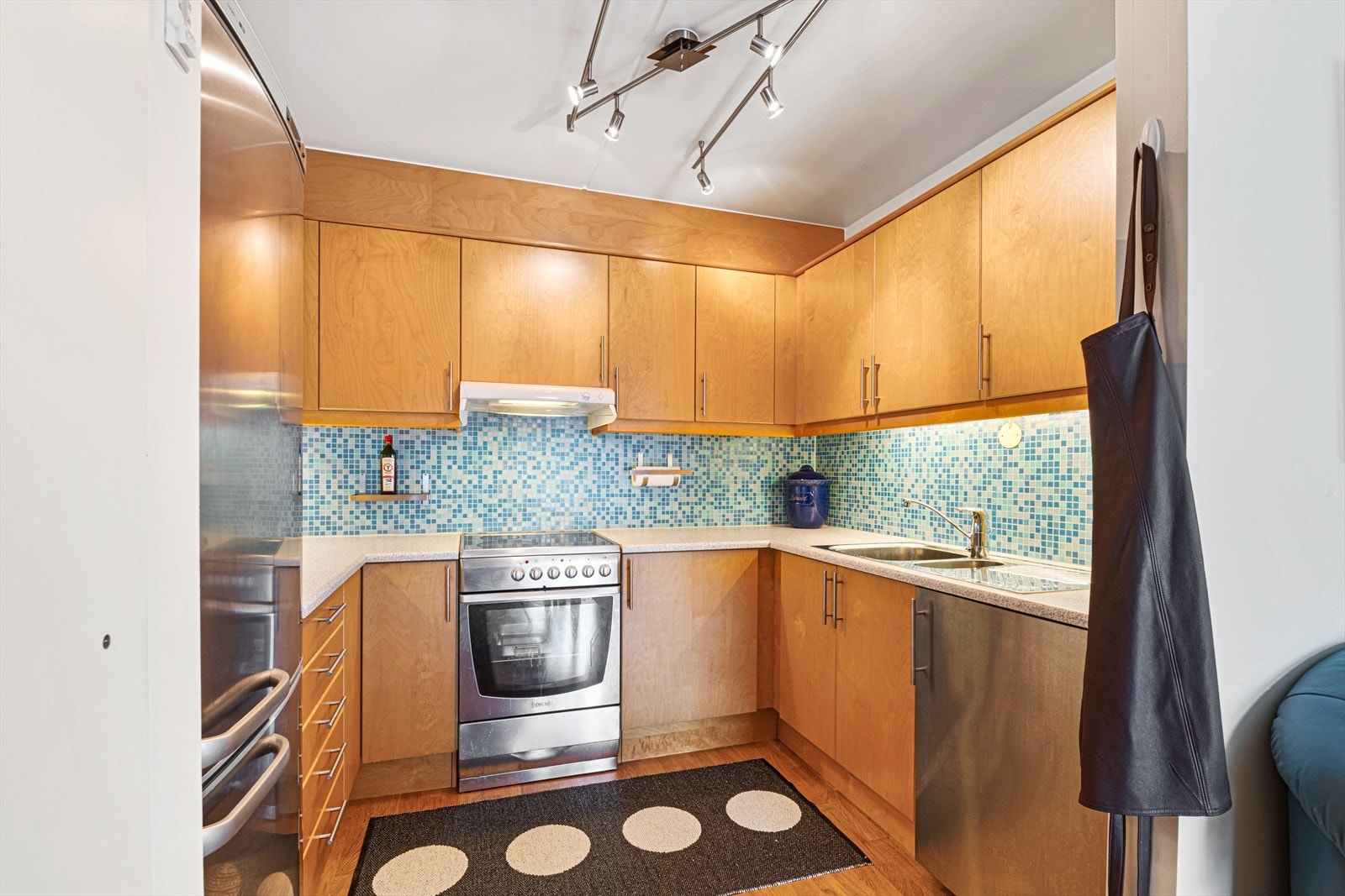 Meget pent kjøkken med god benk og skapplass. Galleribilde