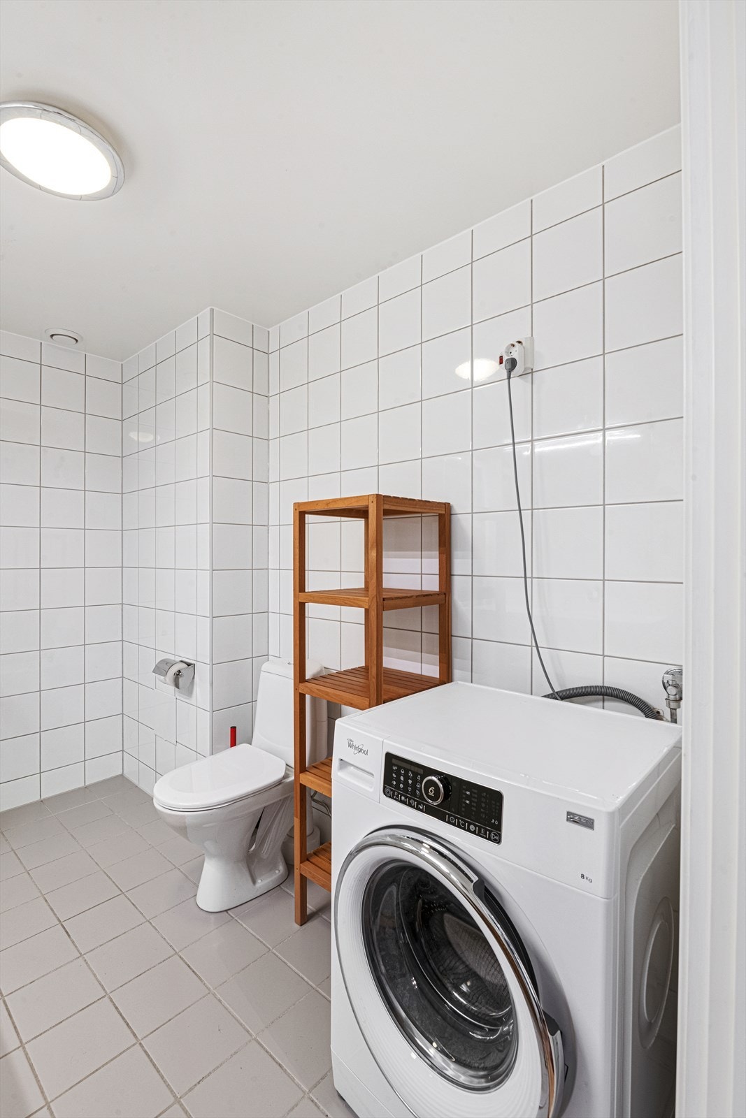 Videre er det opplegg for vaskemaskin/tørketrommel og det er tilkoblet et vannklosett. Galleribilde