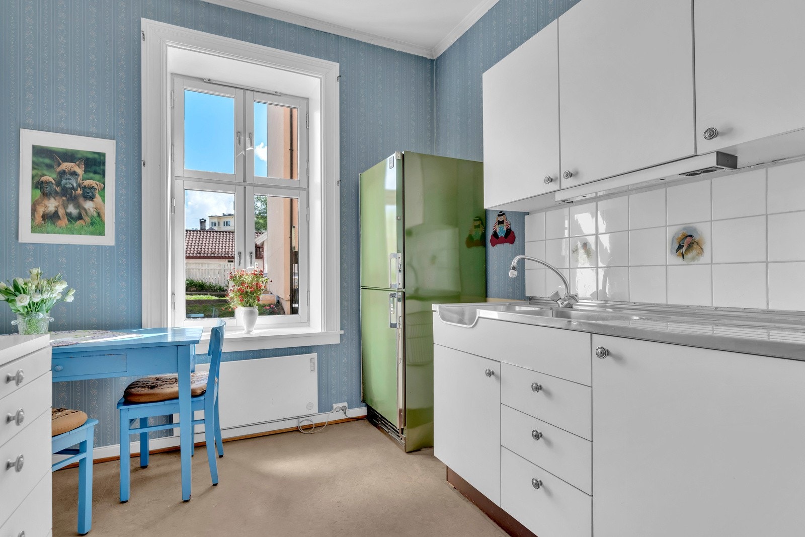 Kjøkkenet er utstyrt med benkeskap med beslag i rustfritt stål med dobbelkum og to-greps armatur Galleribilde