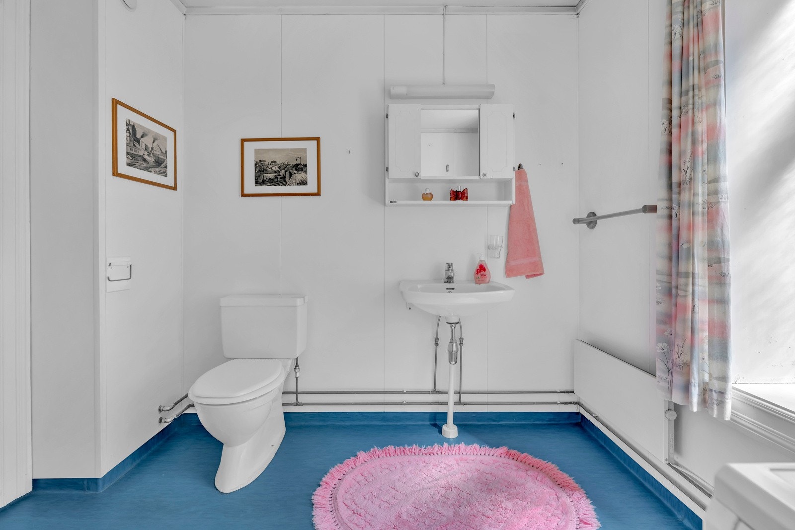 Badet er fra ca. 1985. Gulv med belegg og vegger med baderomspanel Galleribilde