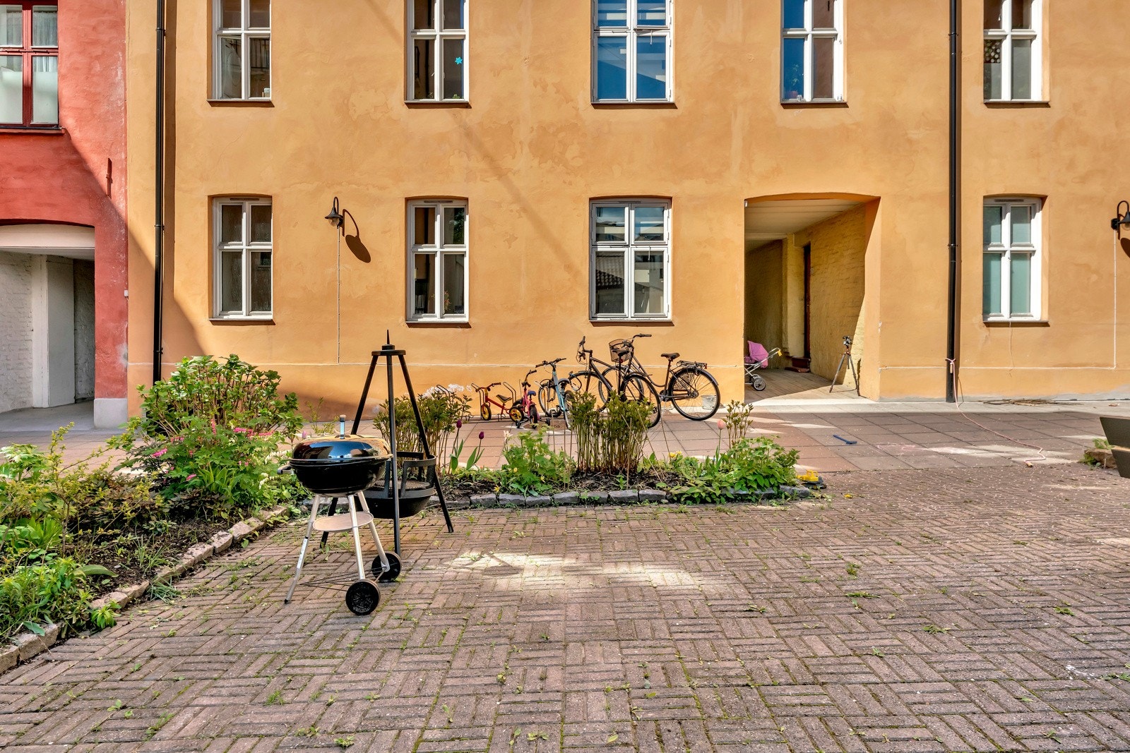Området består av fargerike bygårder og trehusbebyggelse. Her får man en følelse av at man bor i en småby midt i byen Galleribilde