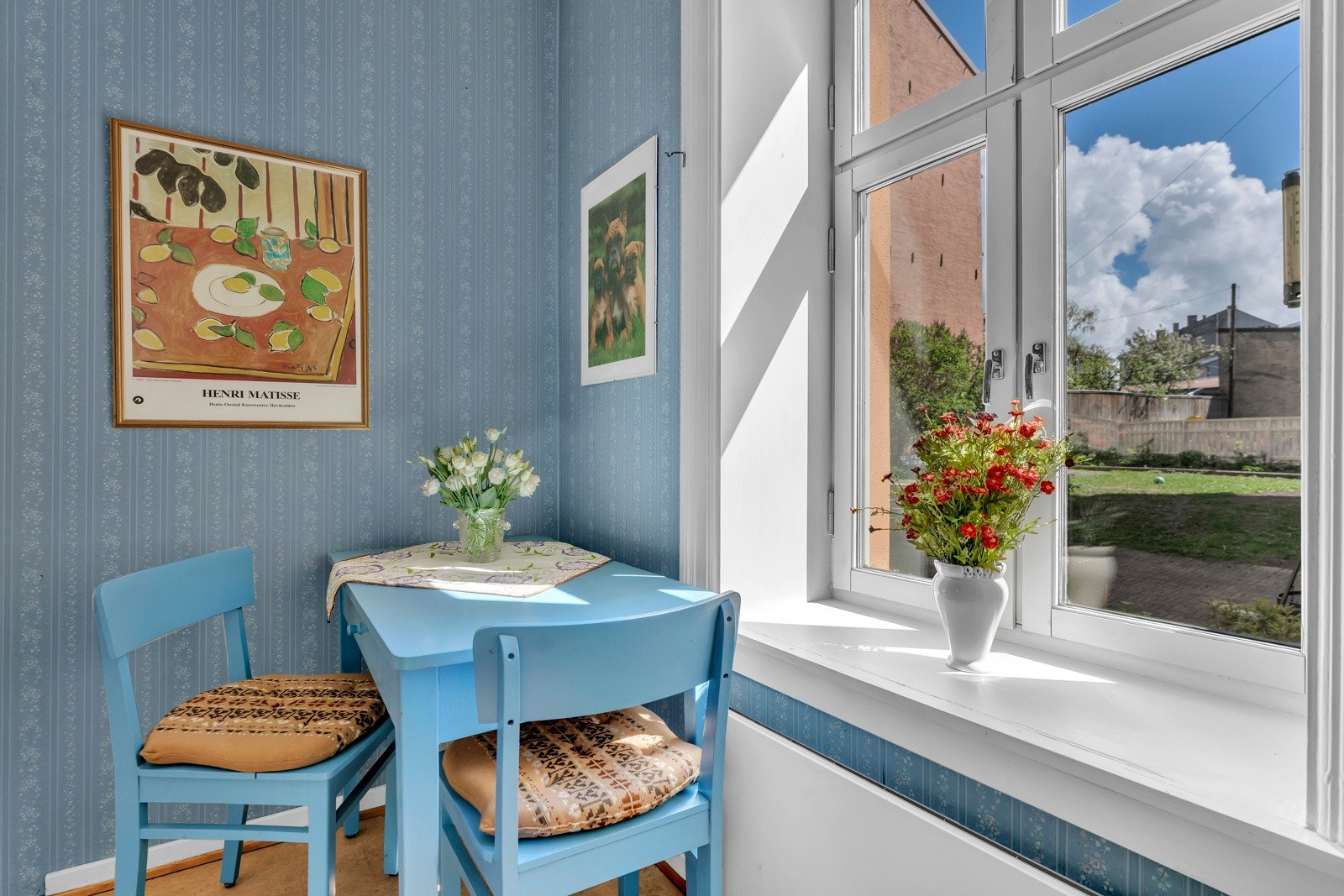 Separat og romslig kjøkken med plass til et kjøkkenbord. Her titter formiddagssolen inn! Galleribilde