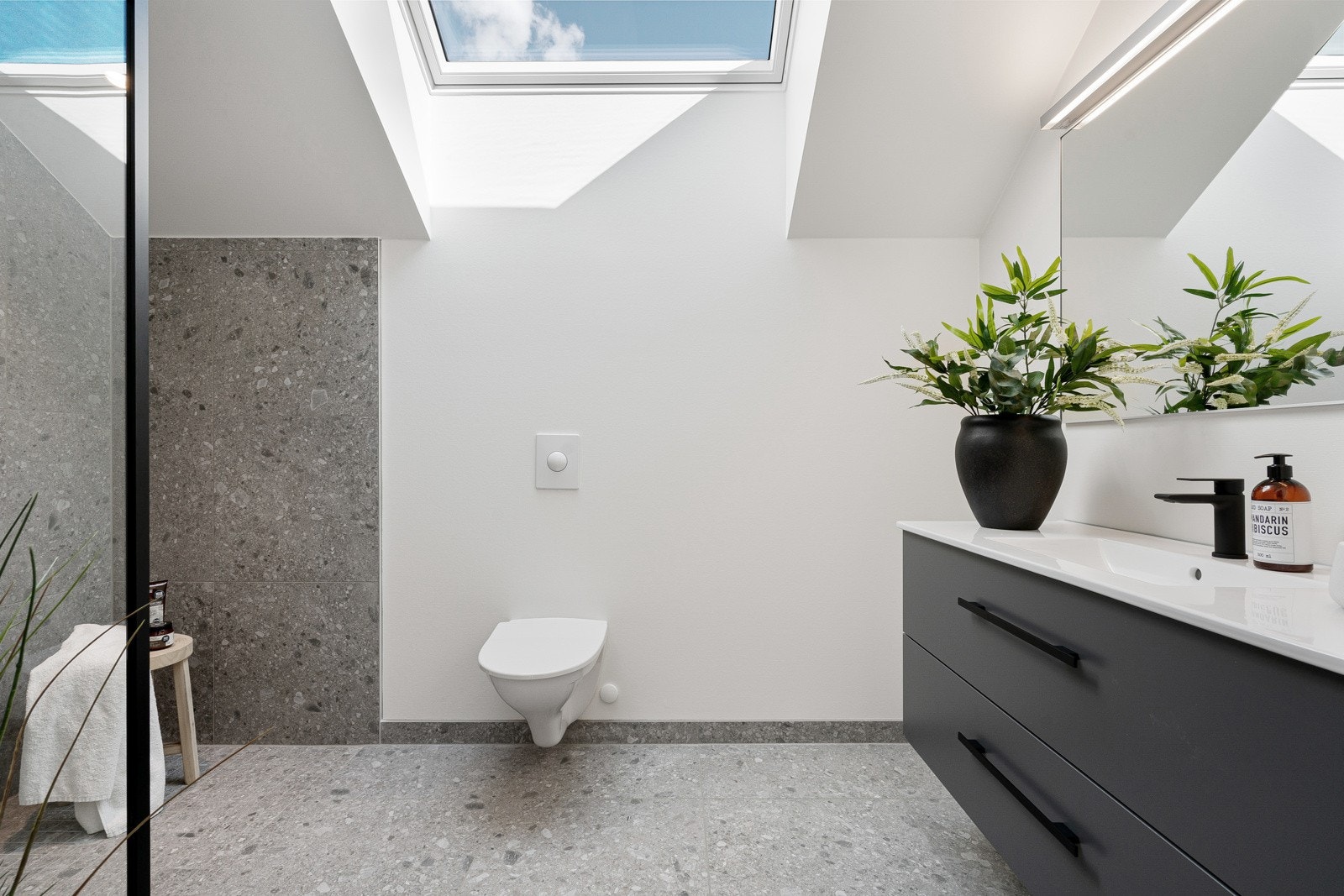 Bad med takvindu gir flott og naturlig lysinnslipp. Galleribilde