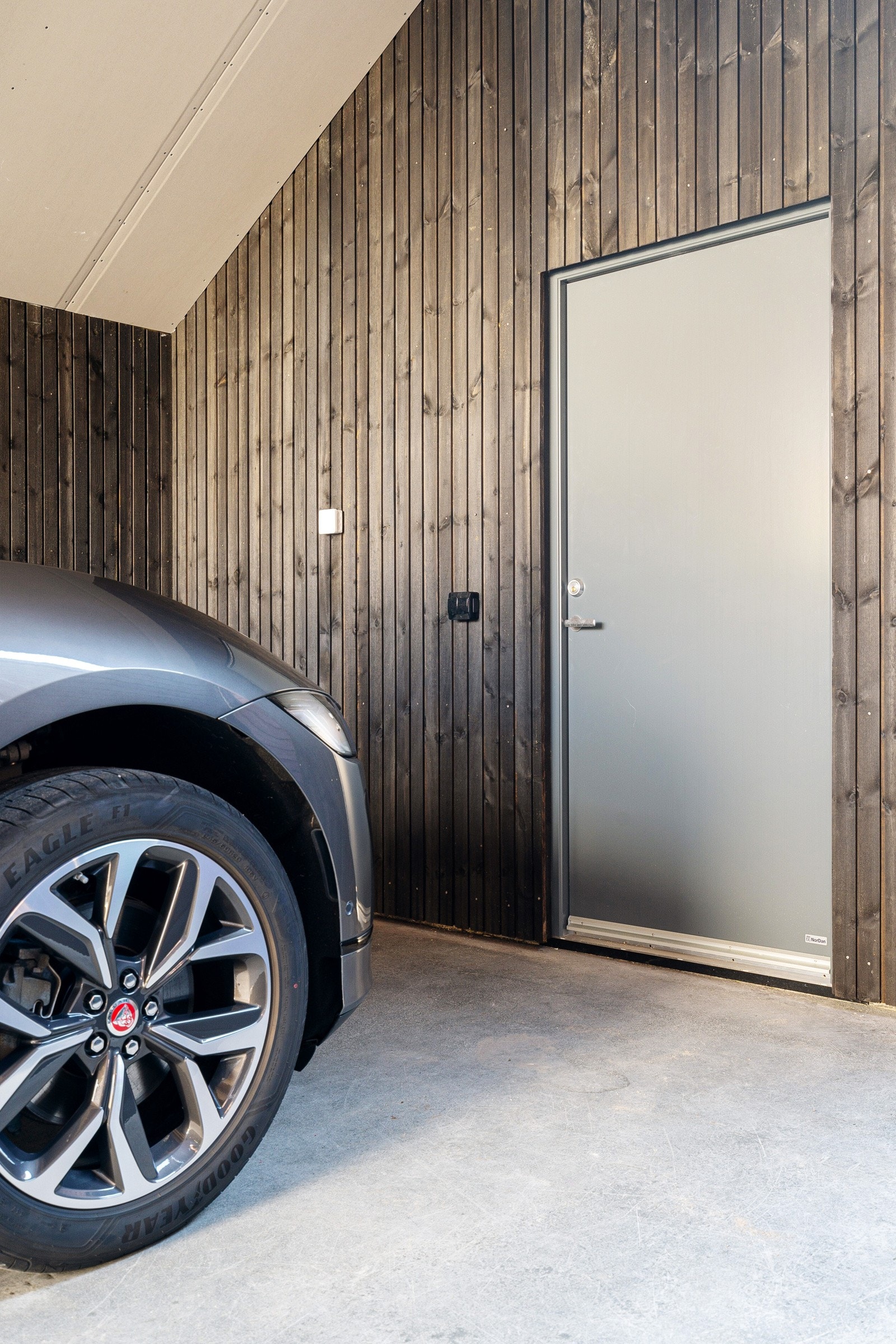 Carport med egen bod. Galleribilde