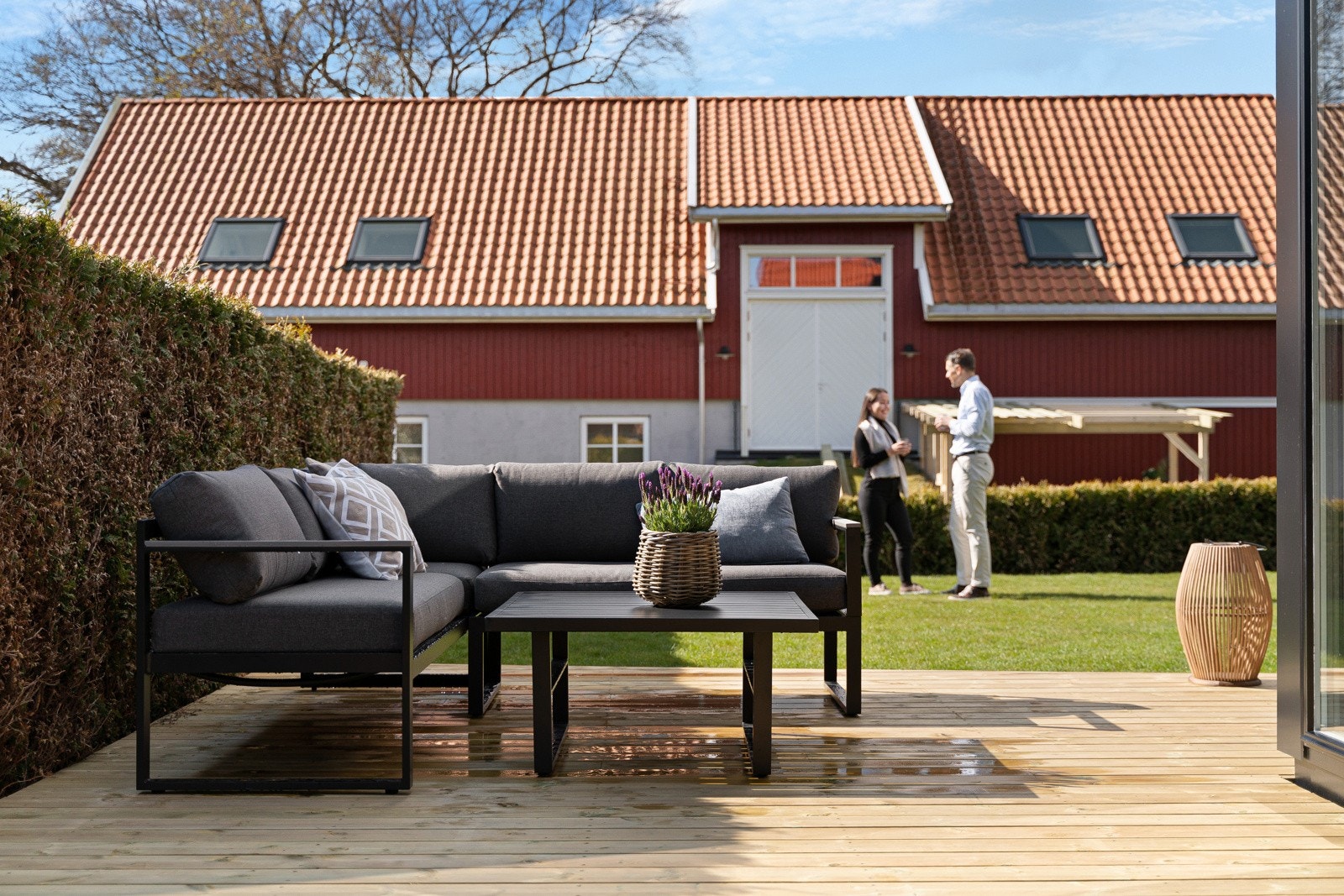 Meget solrik og idyllisk uteplass og hage. Galleribilde