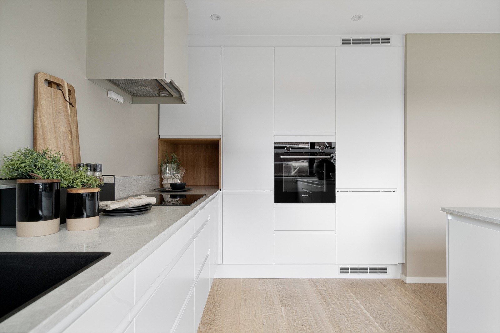 Kjøkken med integrerte hvitevarer. Galleribilde